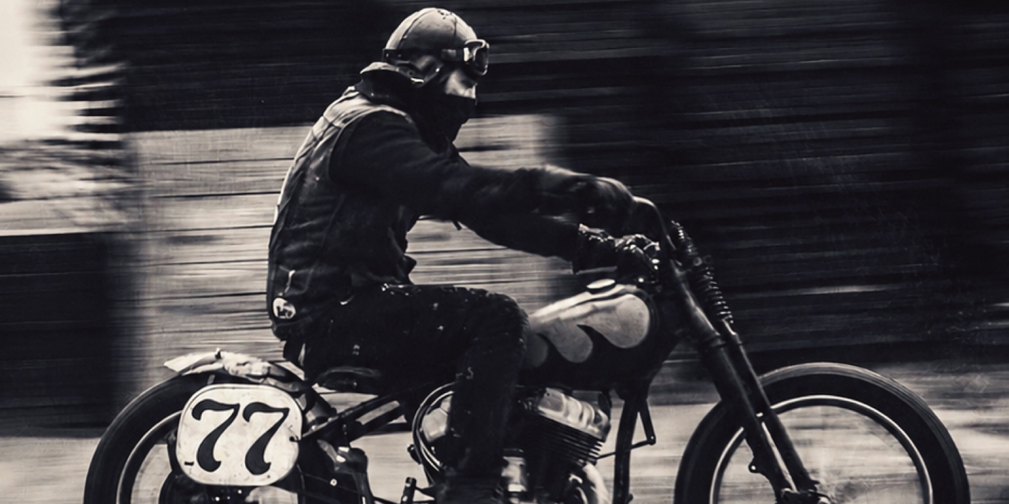 バイクに乗るライダーのメインビジュアル